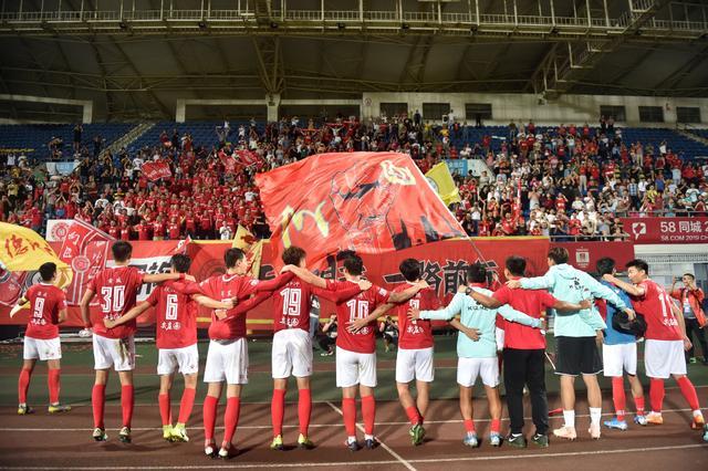 德甲战报：舍尔汉特制胜，佩奇诺维奇戴帽，弗赖堡4-3沃尔夫斯堡（德甲快讯：舍尔汉特献绝杀，佩奇诺维奇上演帽子戏法，弗赖堡4比3击退沃尔夫斯堡）