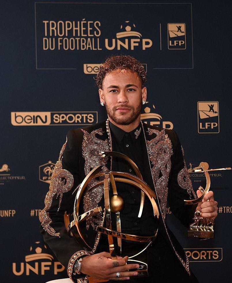 上海海港实现三连冠，申花亚军，梅州客队降级，亚冠表现不佳，山东泰山机会最大。